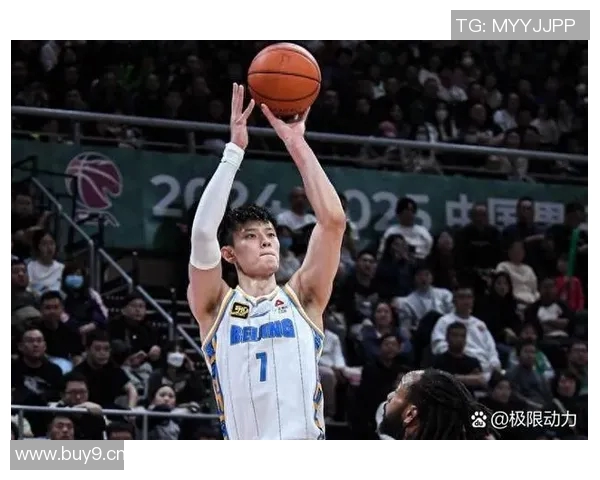 曾凡博上场即紧逼布克遭吹防守犯规展现CBA防守强度