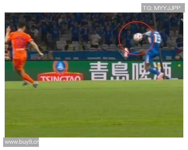 国米点球争议背后主裁视线受阻助理裁判果断判罚VAR介入确认结果