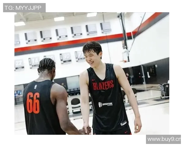 杨瀚森谈夏普和卡马拉:为兄弟们获得丰厚合同感到由衷高兴 杨瀚森谈夏普和卡马拉:为兄弟们获得丰厚合同感到由衷高兴