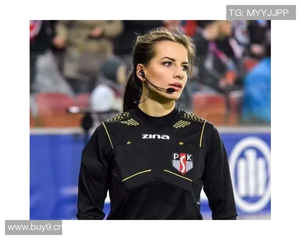 意大利女边裁因美貌遭职业歧视自述不平等经历与坚持