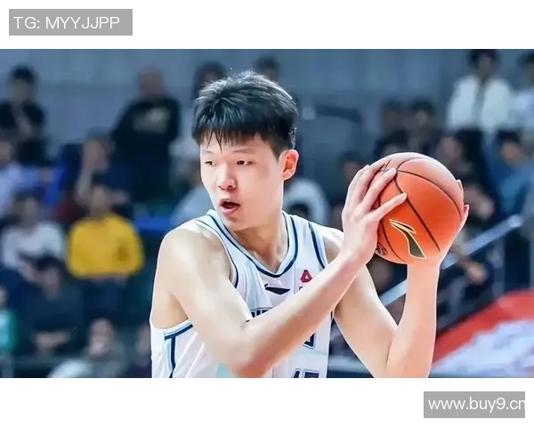 杨瀚森赛前热身展现惊人实力完美对抗后勾手与暴扣三分球全中