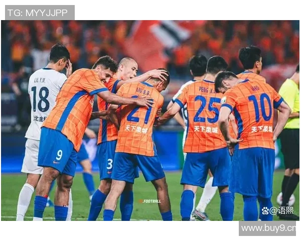 泰山队第72分钟进攻失误谢文能传中直接飞出底线引发球迷失望 泰山队第72分钟进攻失误谢文能传中直接飞出底线引发球迷失望